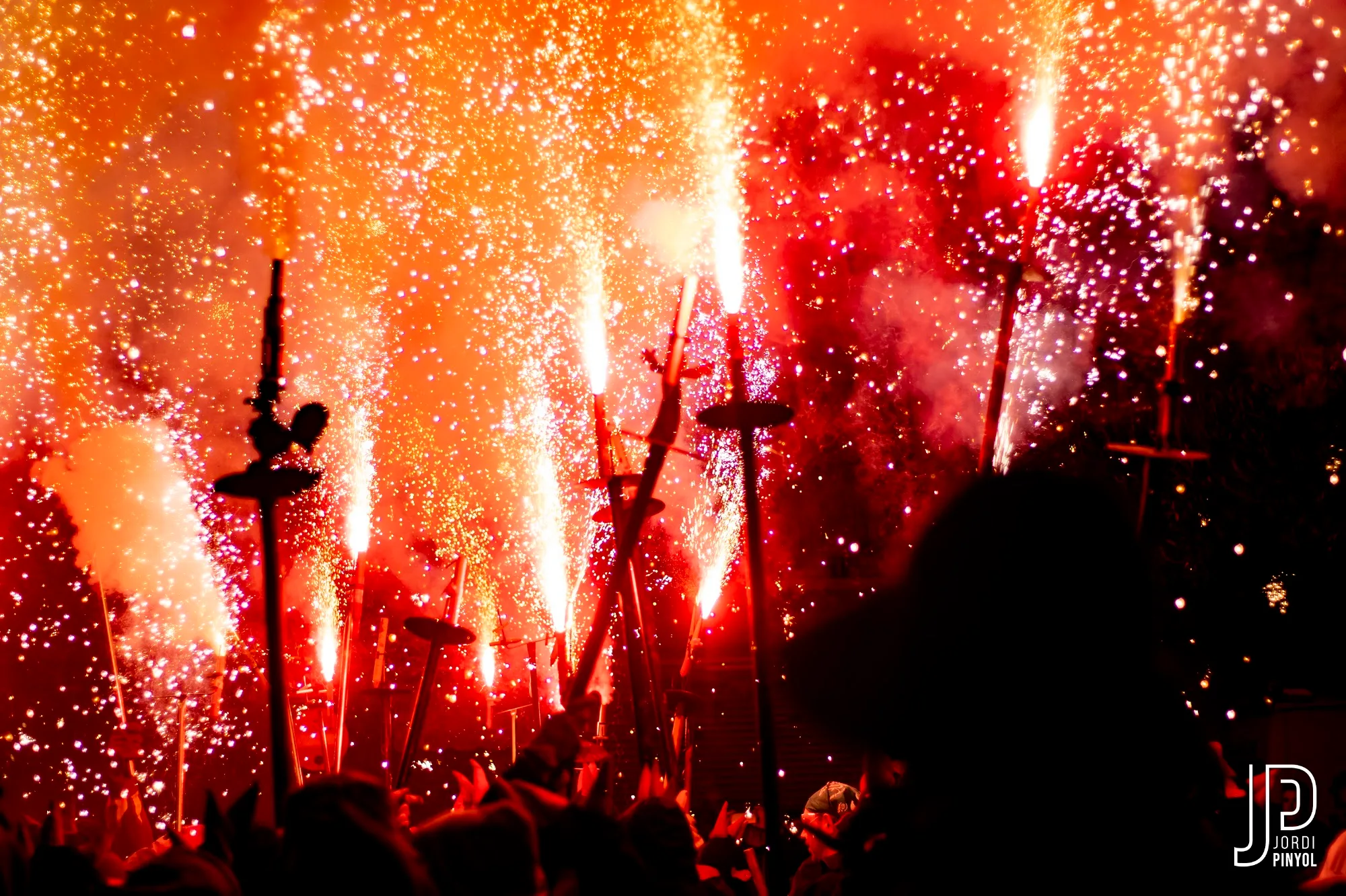 Les maces enceses dels diables, en vermell intens, al correfoc d’hivern