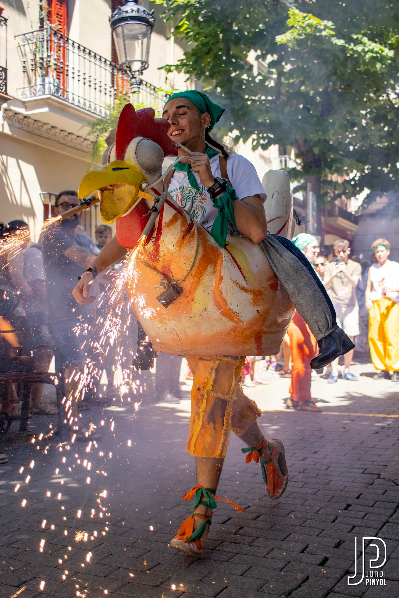 Una gallina escopint guspires pel carrer durant l’Ensierru