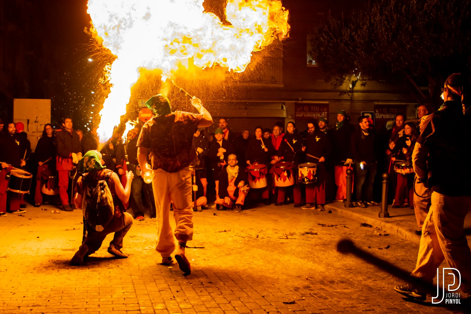 Un escopidor de foc llança una gran flamarada davant dels tabalers
