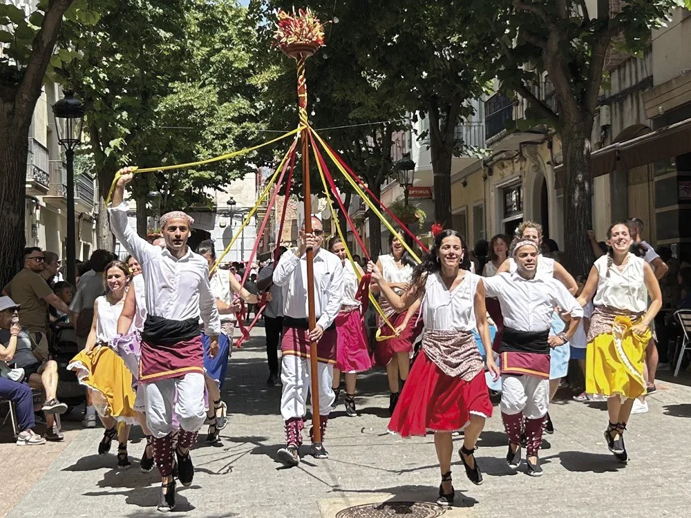 Les Gitanes Montserratines ballant pel carrer, amb el pal de les cintes al mig