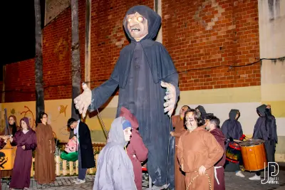 En Llagasta, el monjo gegant, avançant pel carrer amb el seguici