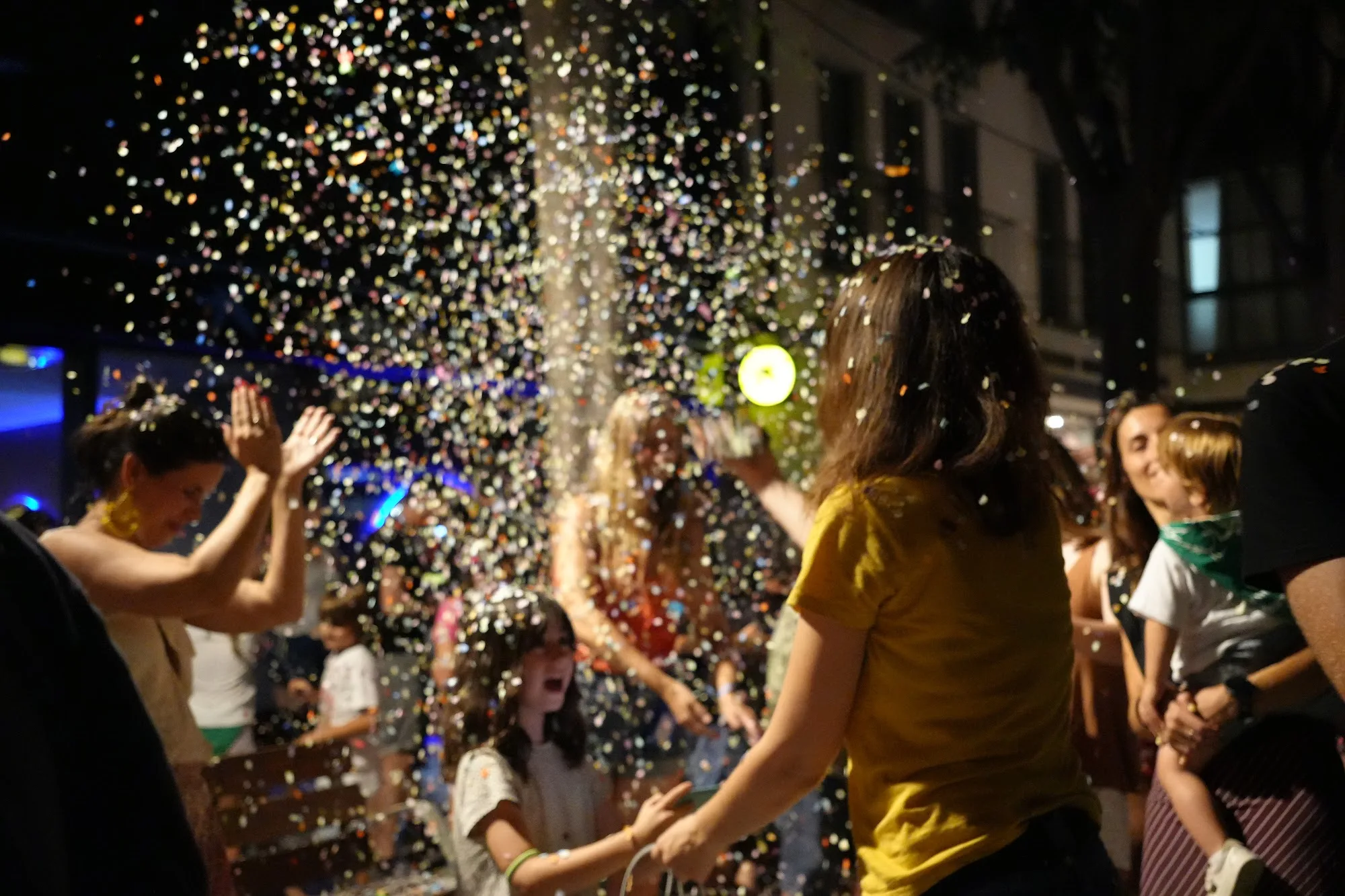 Festa amb confeti a la plaça quan apareixen les gallines