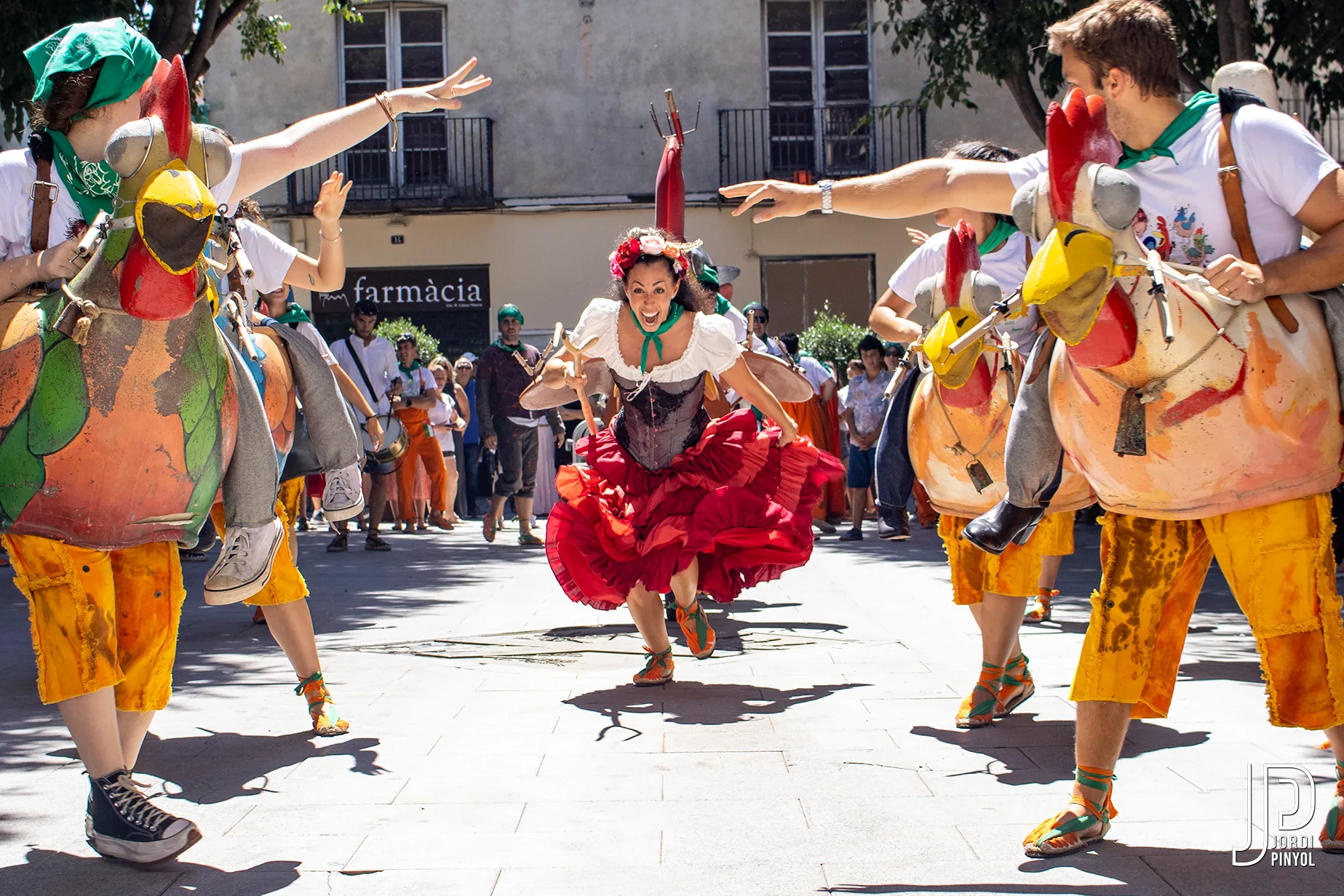 Les gallines ballant al mig del carrer amb la Rabassaire Ramona