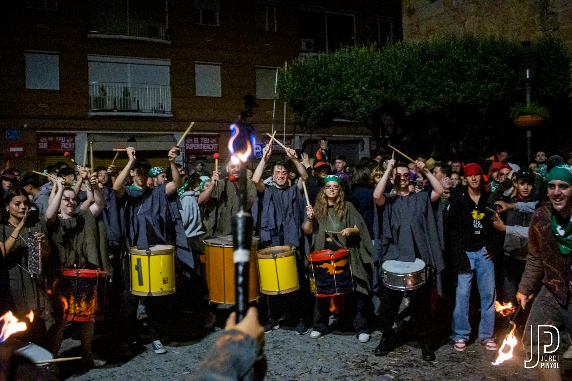 Els tabalers de la colla tocant al carrer, abans d’encendre el foc